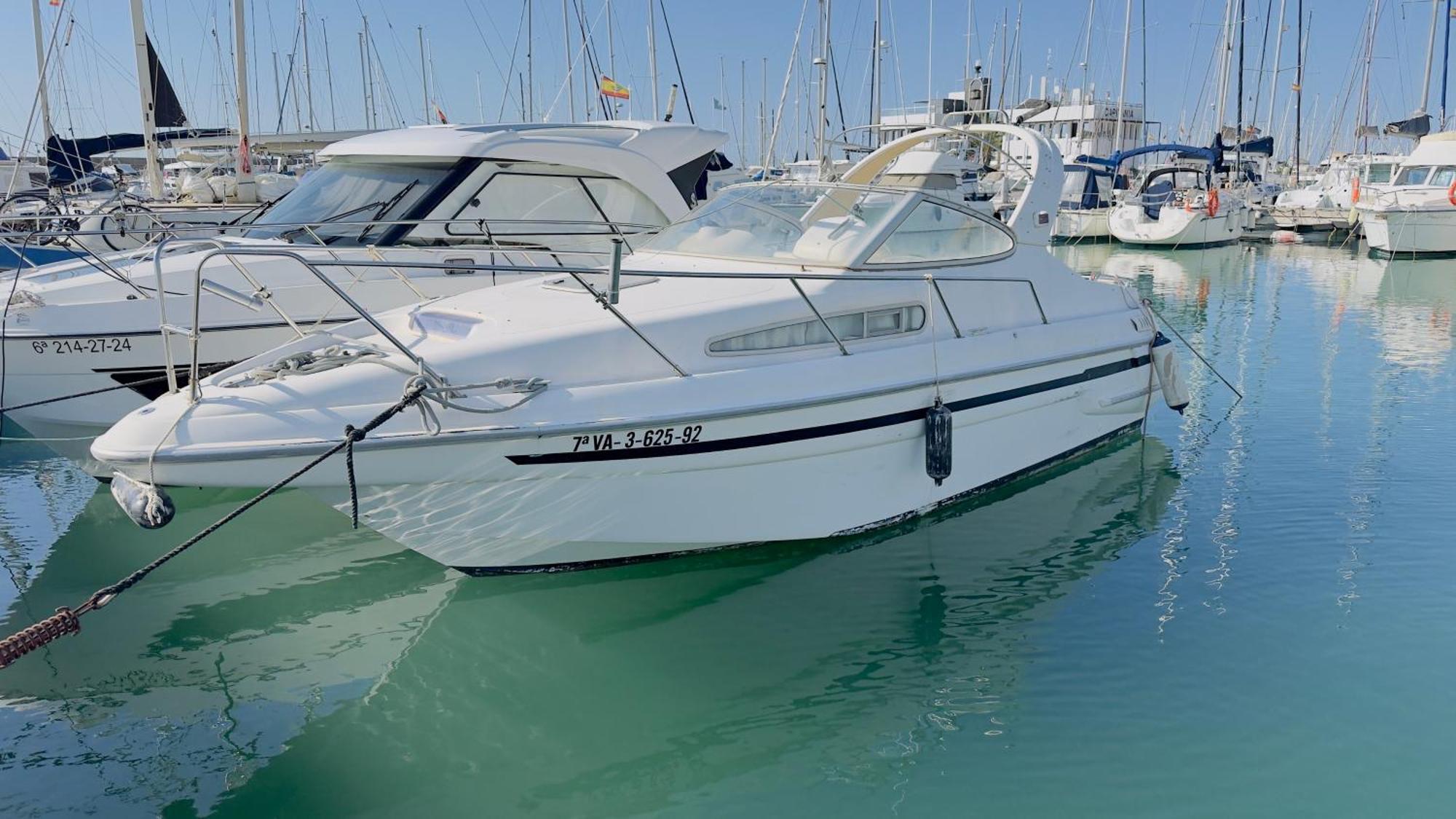 Boat In For Sleeping And Sailing Hotel en barco *