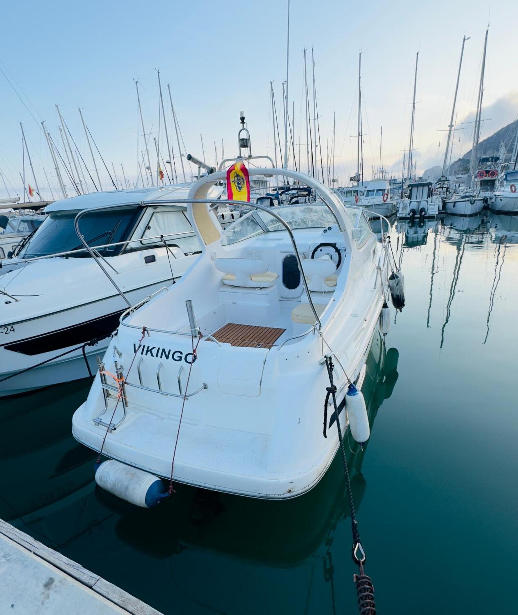 Boat In For Sleeping And Sailing Hotel en barco Barcelona